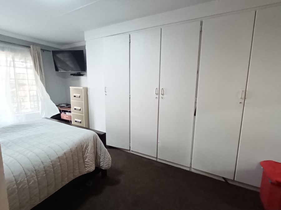 3 Bedroom Property for Sale in Die Hoewes Gauteng