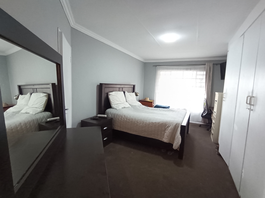 3 Bedroom Property for Sale in Die Hoewes Gauteng