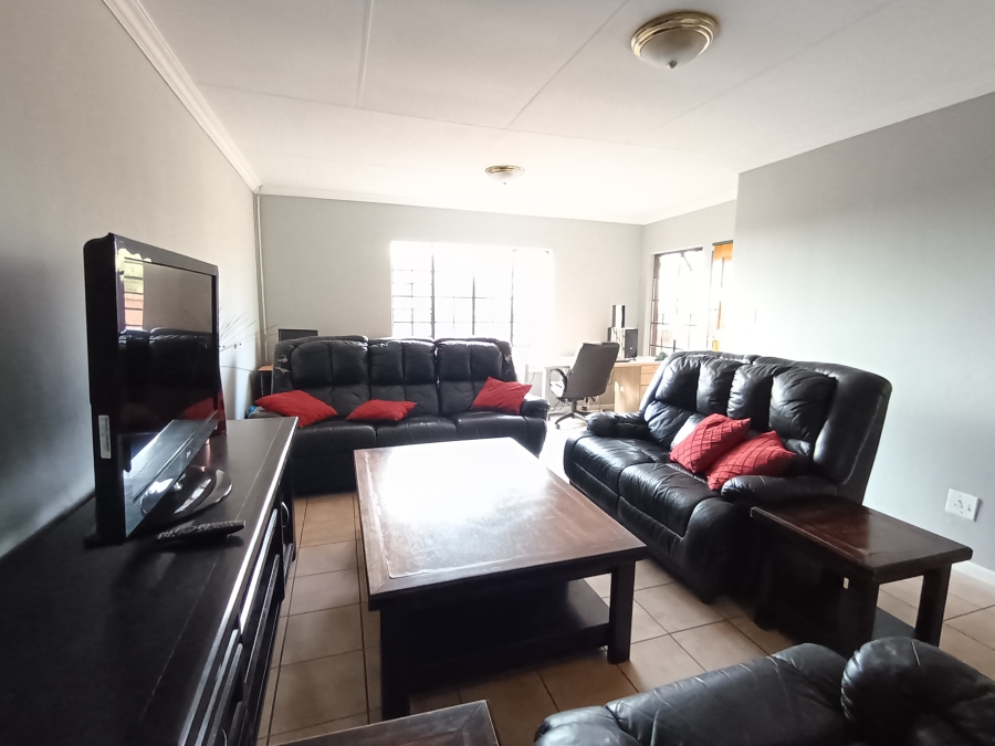 3 Bedroom Property for Sale in Die Hoewes Gauteng