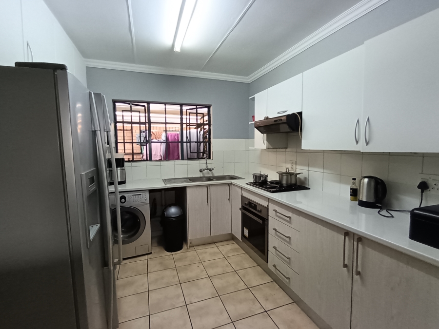 3 Bedroom Property for Sale in Die Hoewes Gauteng