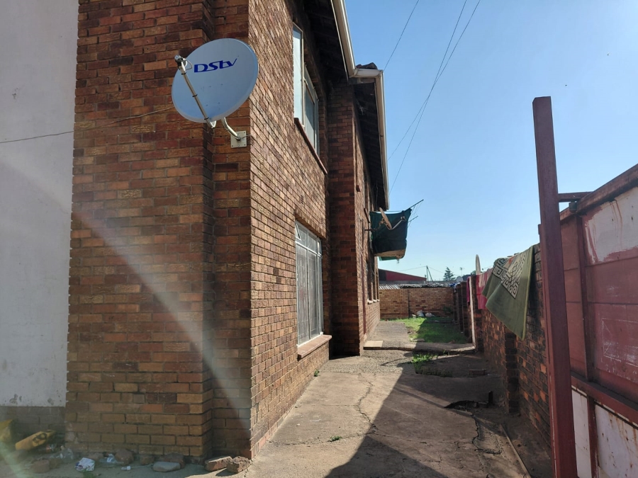 8 Bedroom Property for Sale in Actonville Gauteng