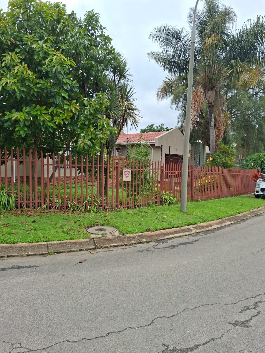To Let 3 Bedroom Property for Rent in Glen Marais Gauteng