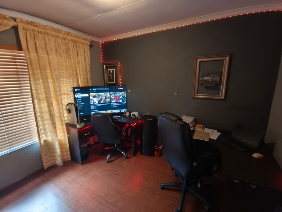 4 Bedroom Property for Sale in Van Riebeeck Park Gauteng