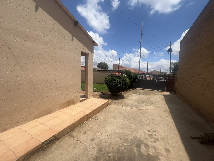 5 Bedroom Property for Sale in Dobsonville Gauteng