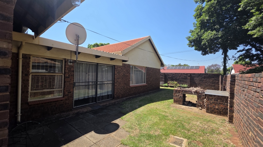 4 Bedroom Property for Sale in Garsfontein Gauteng