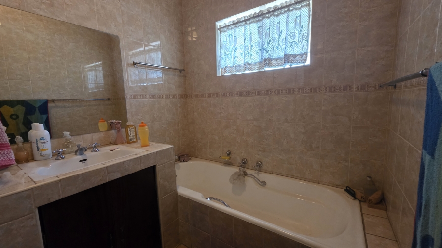 4 Bedroom Property for Sale in Garsfontein Gauteng