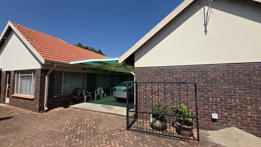 4 Bedroom Property for Sale in Garsfontein Gauteng