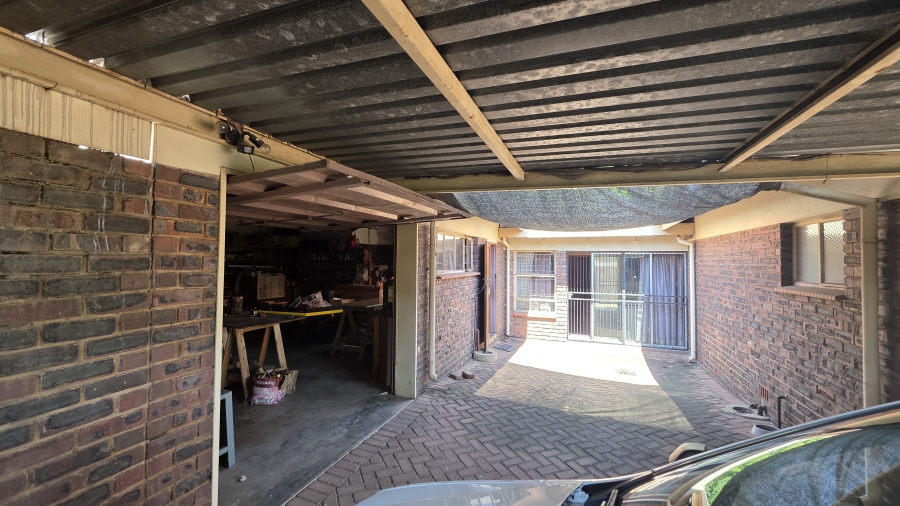 4 Bedroom Property for Sale in Garsfontein Gauteng