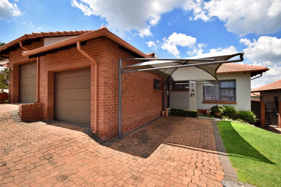 2 Bedroom Property for Sale in Sonneglans Gauteng