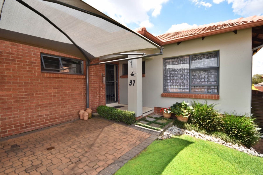 2 Bedroom Property for Sale in Sonneglans Gauteng