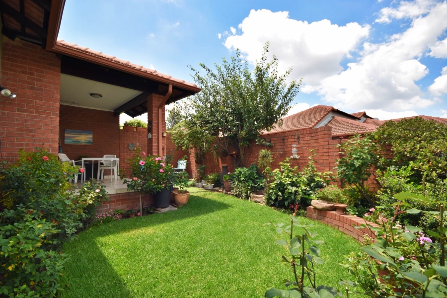 2 Bedroom Property for Sale in Sonneglans Gauteng