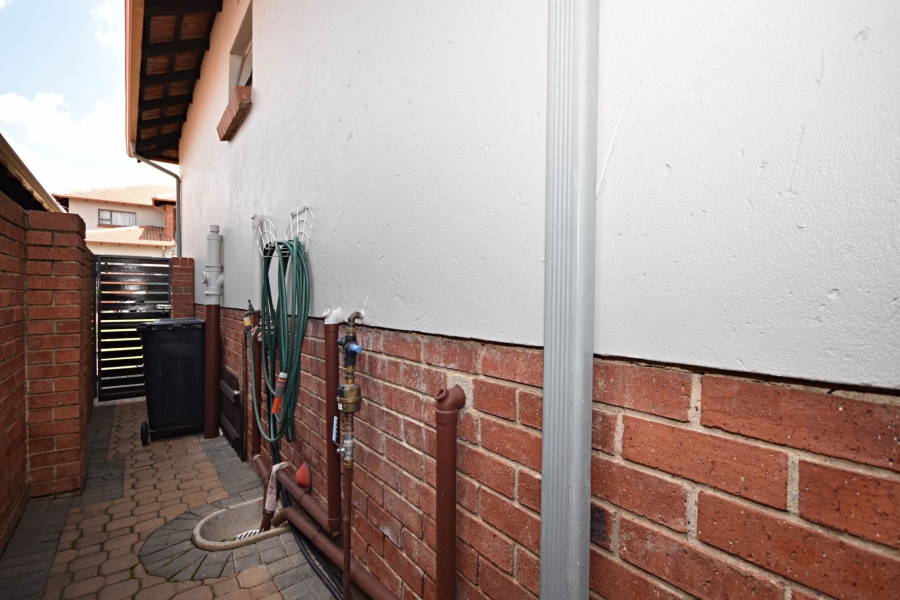 2 Bedroom Property for Sale in Sonneglans Gauteng