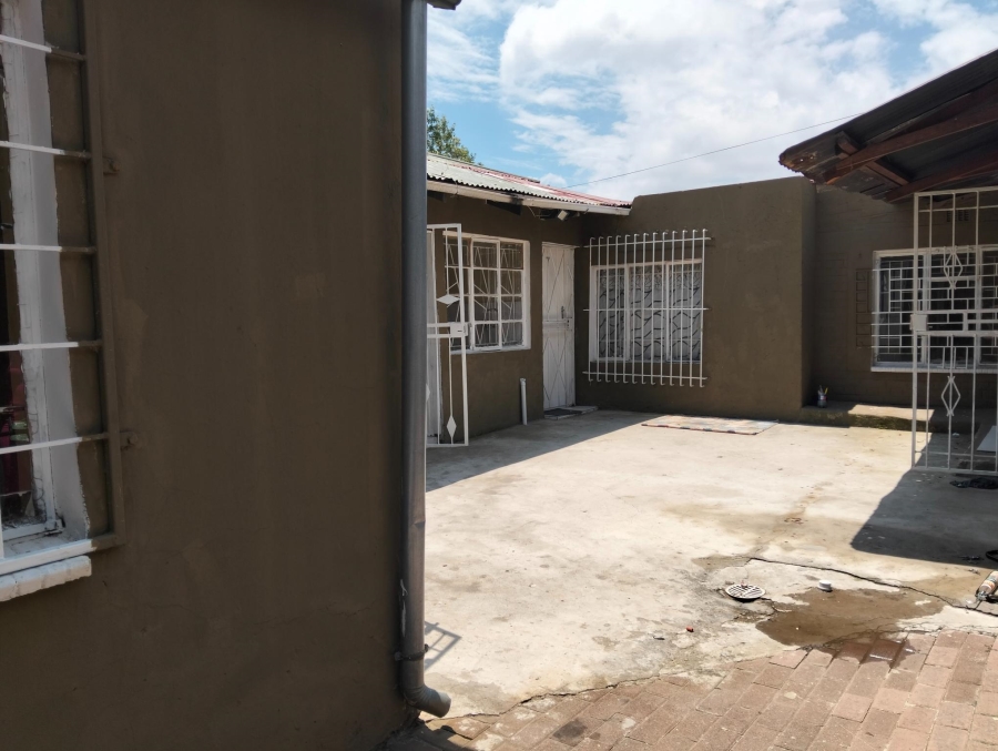 To Let 8 Bedroom Property for Rent in Rosettenville Gauteng