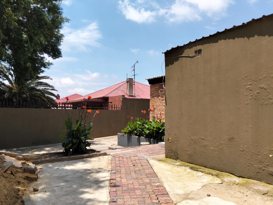 To Let 8 Bedroom Property for Rent in Rosettenville Gauteng