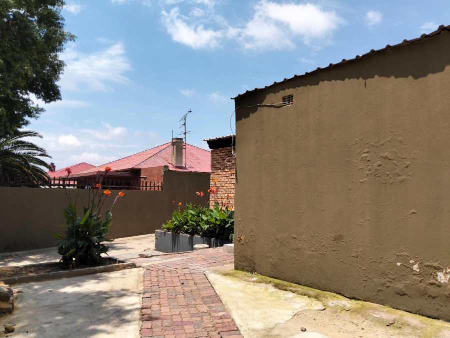 To Let 8 Bedroom Property for Rent in Rosettenville Gauteng