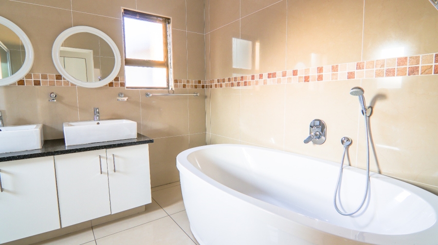 To Let 5 Bedroom Property for Rent in Kyalami Glen Estate Gauteng