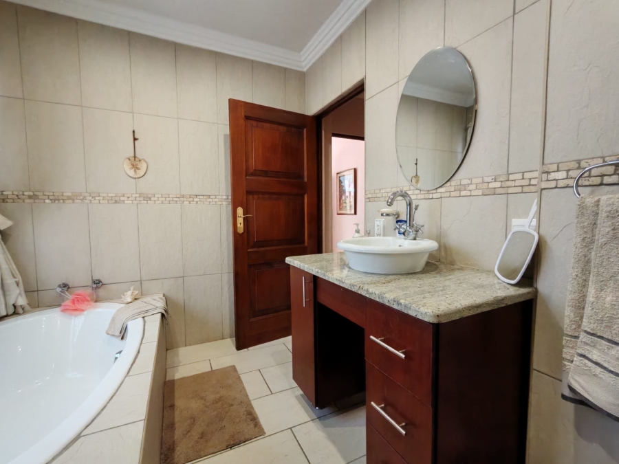 3 Bedroom Property for Sale in Three Rivers Proper Gauteng