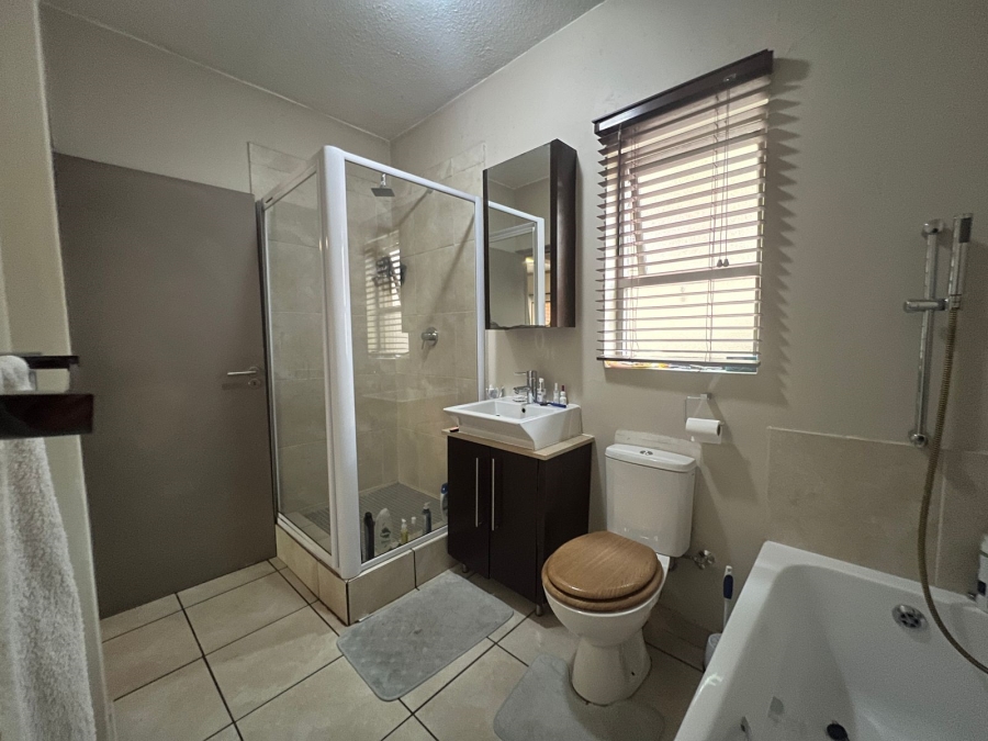 1 Bedroom Property for Sale in Bryanston Gauteng