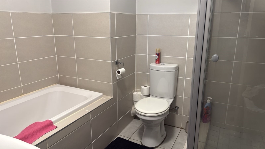 2 Bedroom Property for Sale in Rooihuiskraal North Gauteng