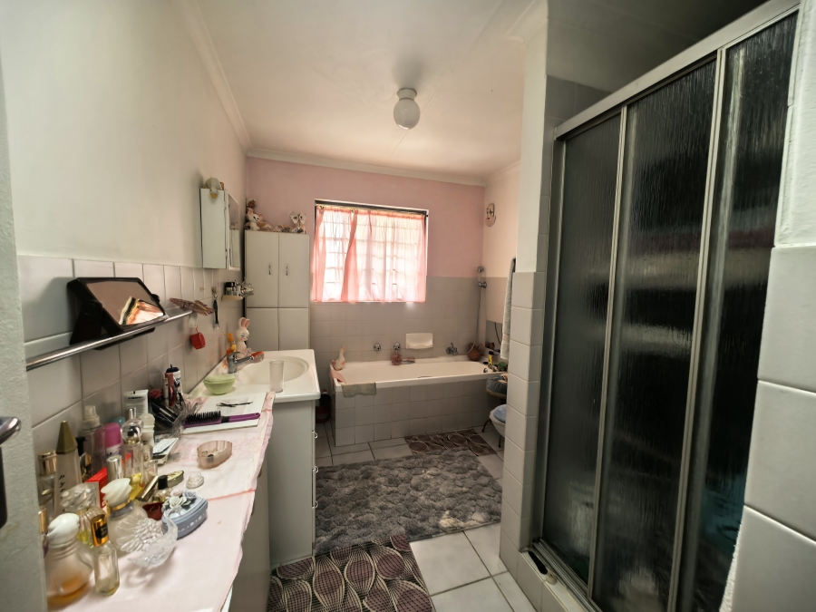 3 Bedroom Property for Sale in Hurlingham Manor Gauteng