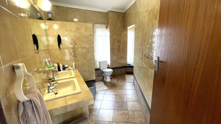 5 Bedroom Property for Sale in Magalieskruin Gauteng