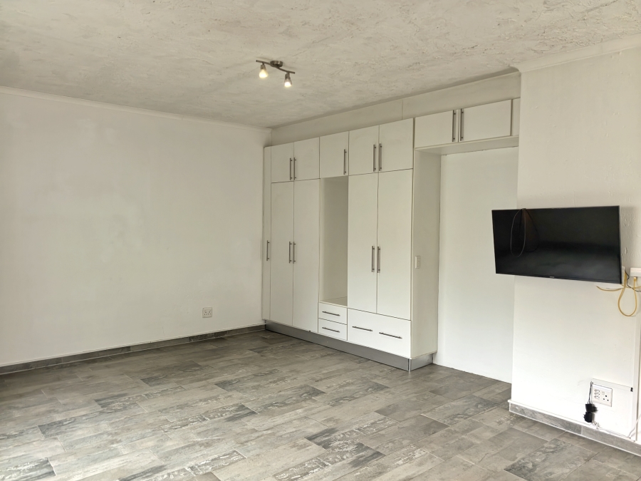 1 Bedroom Property for Sale in Fontainebleau Gauteng