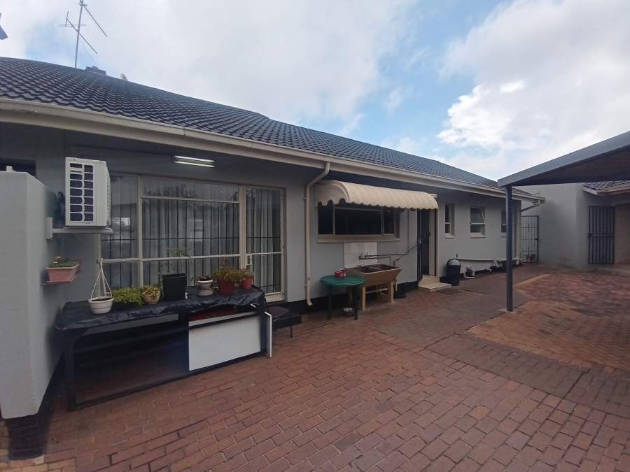 3 Bedroom Property for Sale in Brackendowns Gauteng