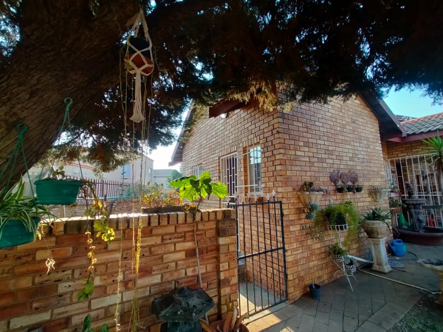 3 Bedroom Property for Sale in Westonaria Gauteng