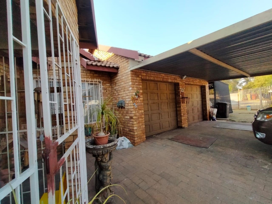3 Bedroom Property for Sale in Westonaria Gauteng