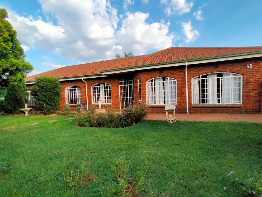 4 Bedroom Property for Sale in Helikonpark Gauteng