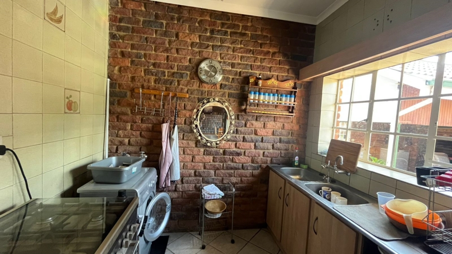 4 Bedroom Property for Sale in Helikonpark Gauteng