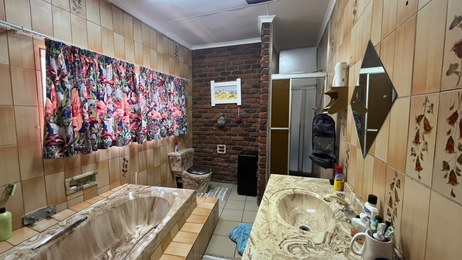 4 Bedroom Property for Sale in Helikonpark Gauteng