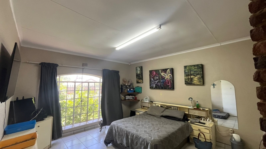4 Bedroom Property for Sale in Helikonpark Gauteng