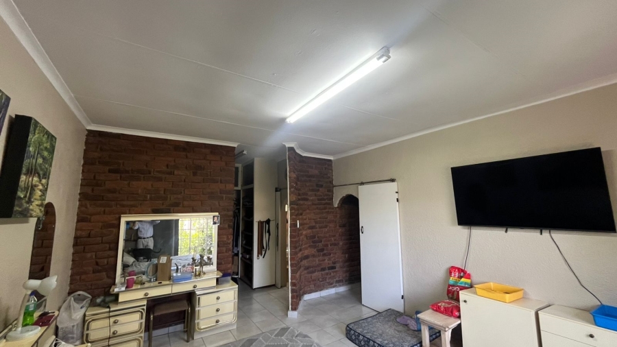 4 Bedroom Property for Sale in Helikonpark Gauteng