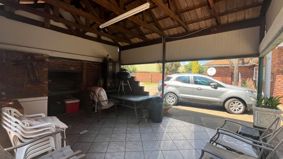 4 Bedroom Property for Sale in Helikonpark Gauteng