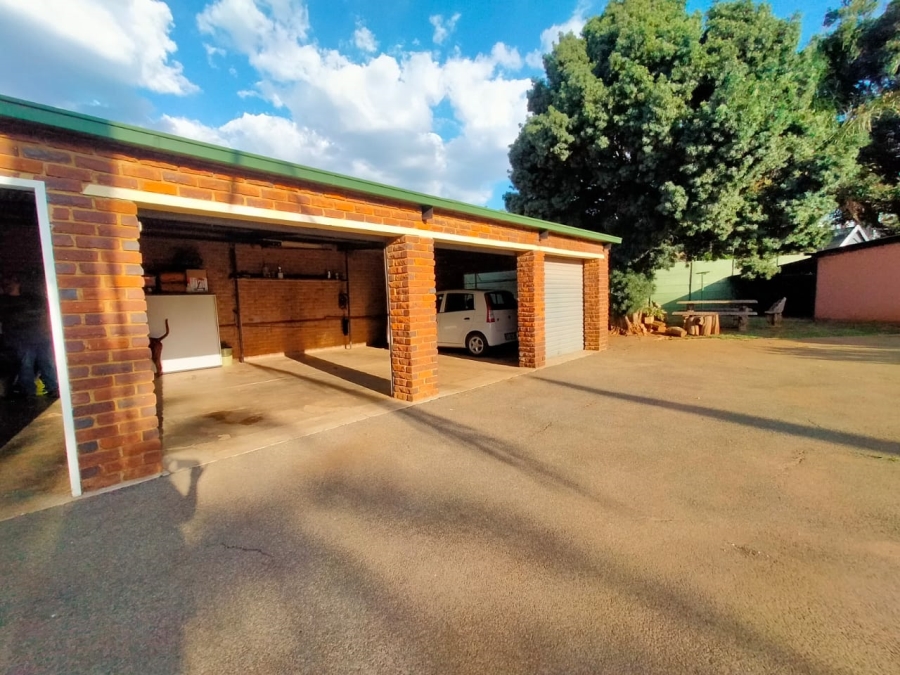 4 Bedroom Property for Sale in Helikonpark Gauteng