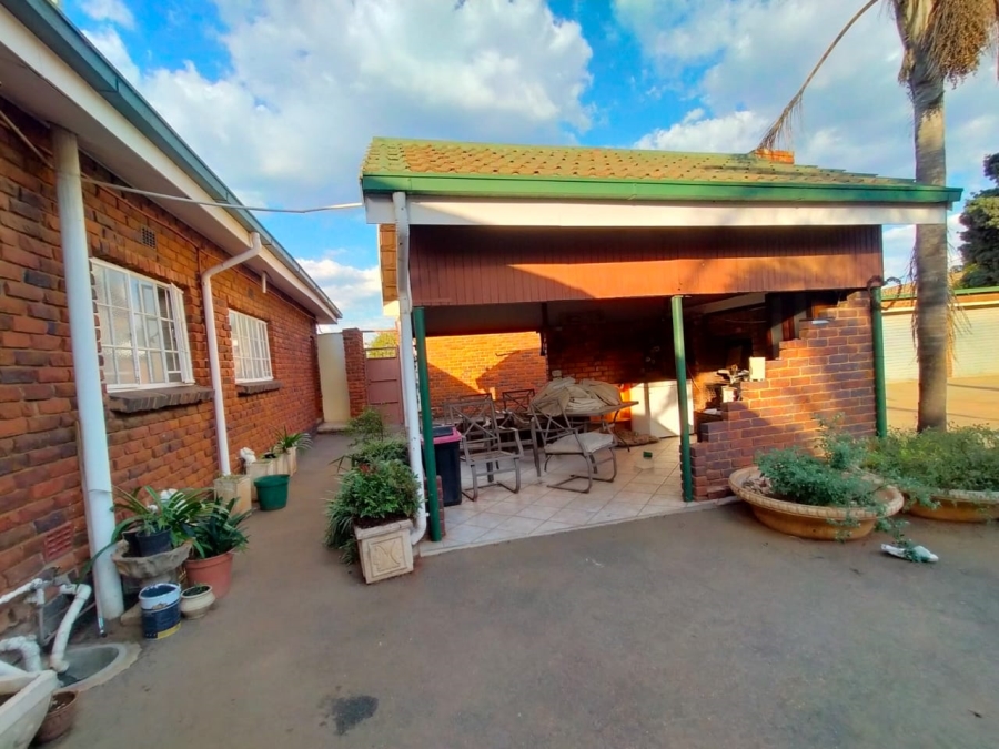 4 Bedroom Property for Sale in Helikonpark Gauteng