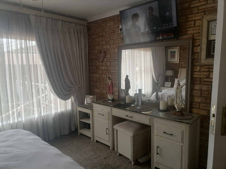 3 Bedroom Property for Sale in Noordheuwel Gauteng