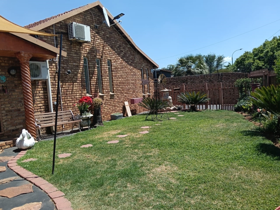 4 Bedroom Property for Sale in Helikonpark Gauteng