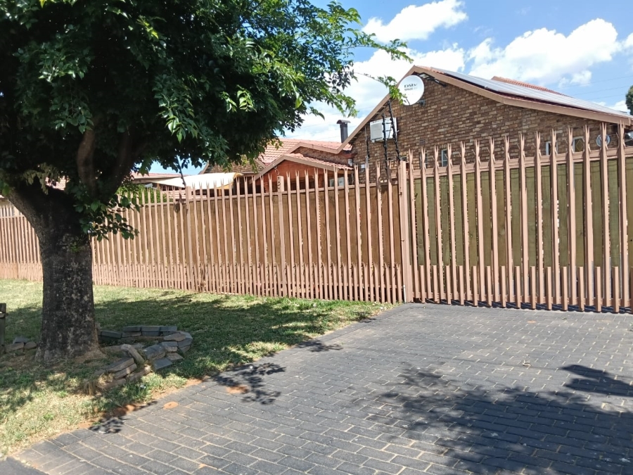 4 Bedroom Property for Sale in Helikonpark Gauteng
