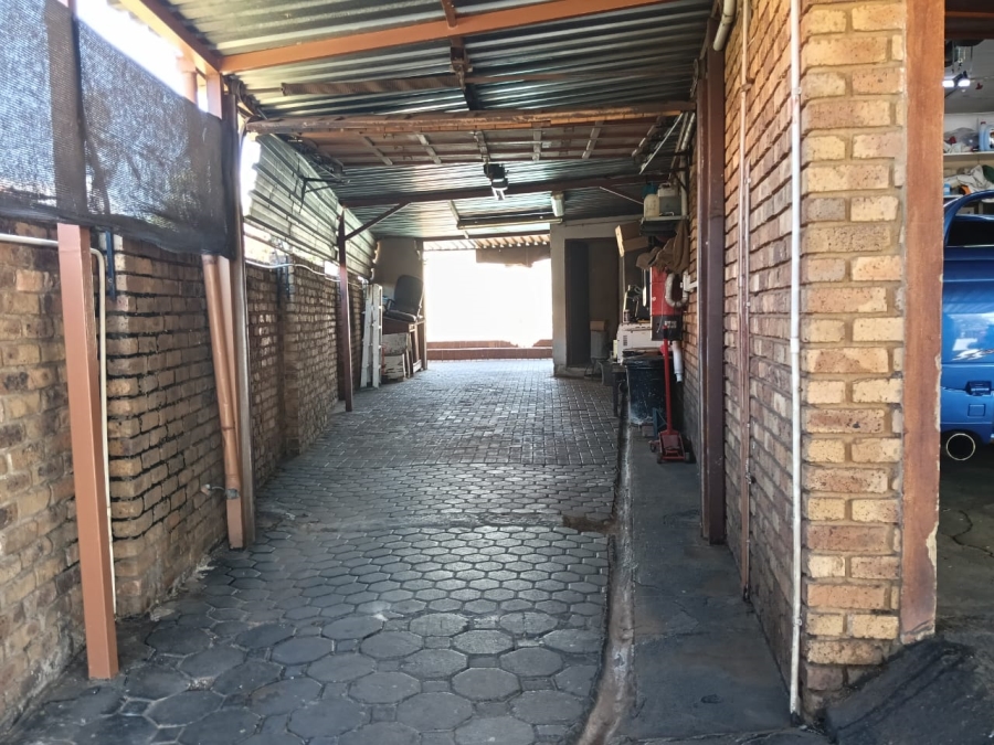 4 Bedroom Property for Sale in Helikonpark Gauteng