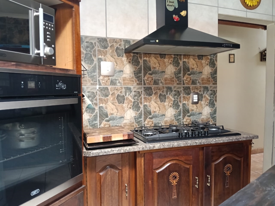 4 Bedroom Property for Sale in Helikonpark Gauteng