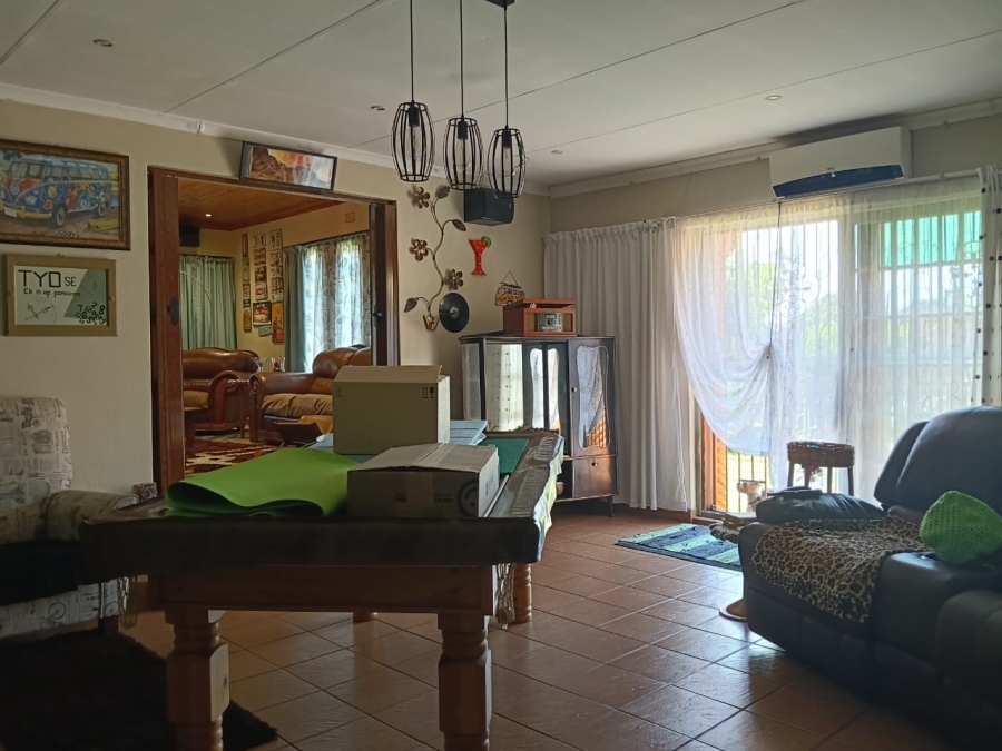 4 Bedroom Property for Sale in Helikonpark Gauteng