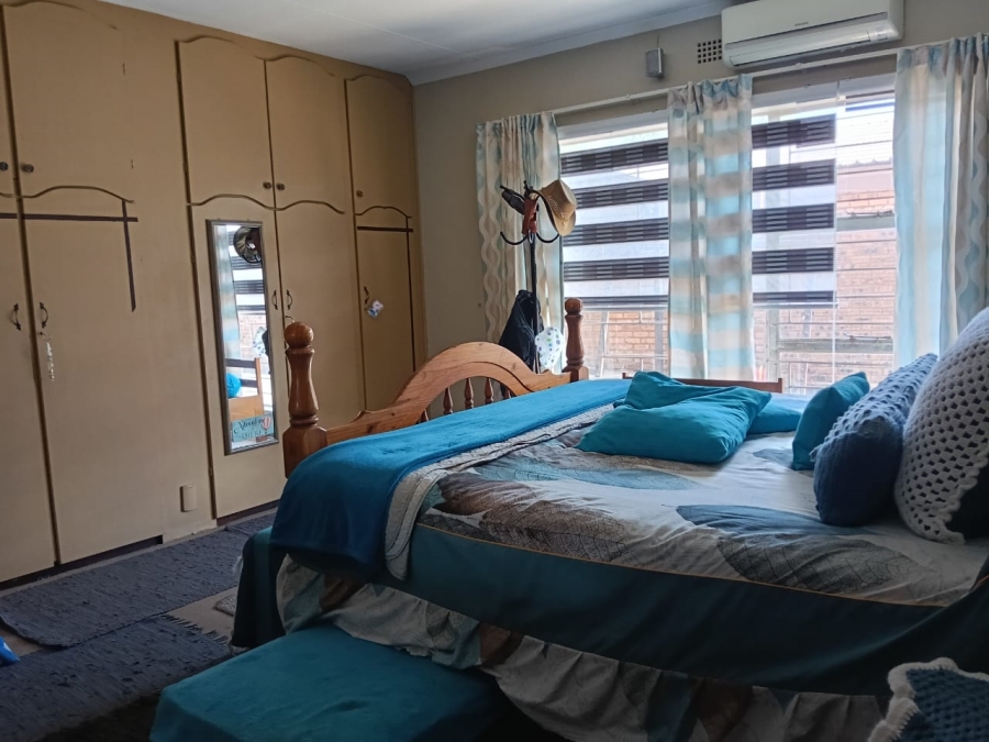 4 Bedroom Property for Sale in Helikonpark Gauteng