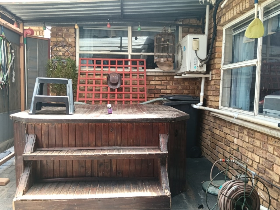 4 Bedroom Property for Sale in Helikonpark Gauteng