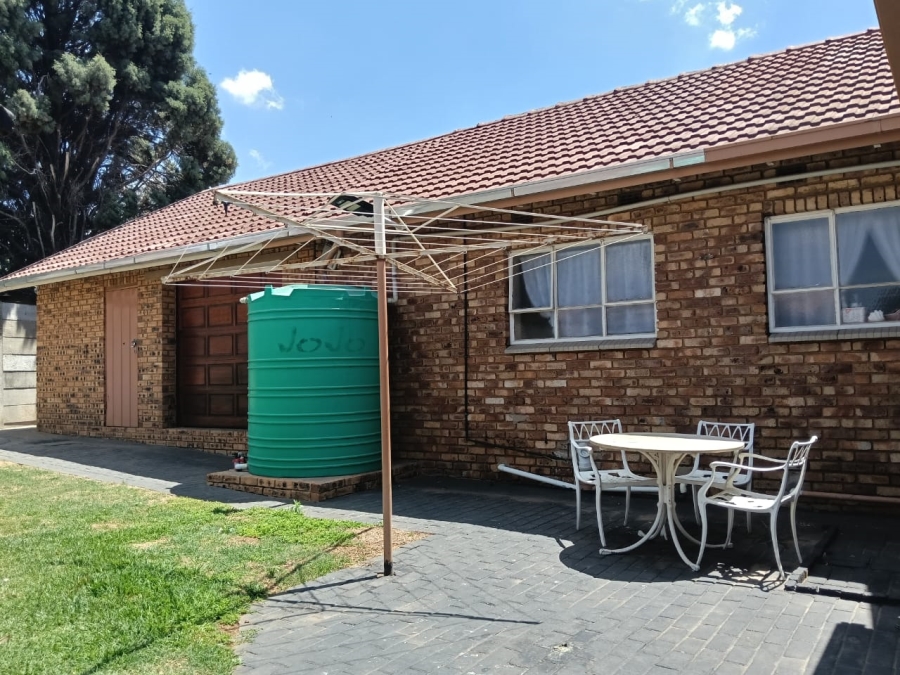 4 Bedroom Property for Sale in Helikonpark Gauteng