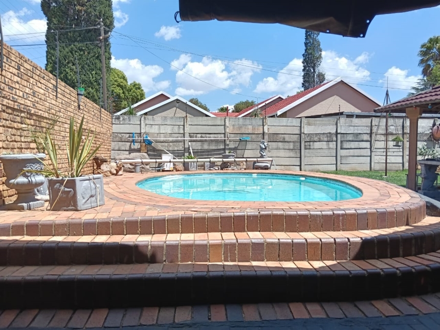 4 Bedroom Property for Sale in Helikonpark Gauteng