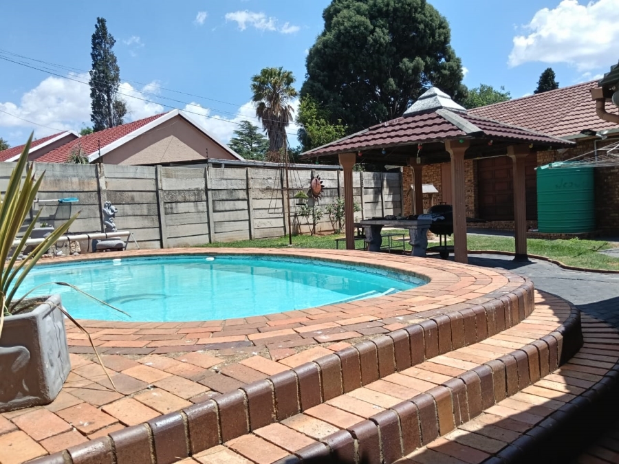 4 Bedroom Property for Sale in Helikonpark Gauteng