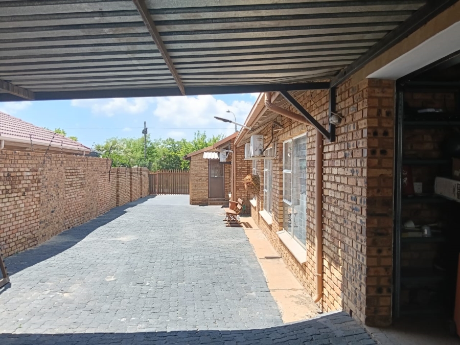 4 Bedroom Property for Sale in Helikonpark Gauteng
