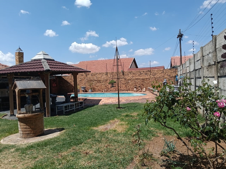 4 Bedroom Property for Sale in Helikonpark Gauteng